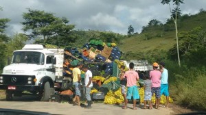 Mercadoria cai por causa dos buracos na BA 262  (Foto: Internauta)