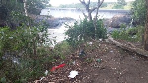Lixo polui águas da Barragem em Iguaí (Foto: Iguaí Mix)
