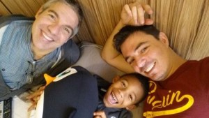 Gilberto Scofield Jr, PH e Rodrigo Barbosa: “Somos uma família como qualquer outra família do país”.  (Foto: Reprodução)