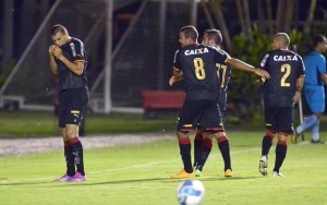 Neto Baiano comemora gol marcado pelo Vitória contra o Serrano (Foto: Divulgação/E.C. Vitória)