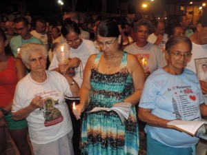 Fiéis participaram da Via Sacra (Foto: Iguaí MIx)