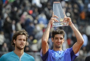 Thomaz Bellucci ergue o troféu em Genebra:o quarto de nível ATP na carreira, o terceiro em solo suíço (Foto: AFP)