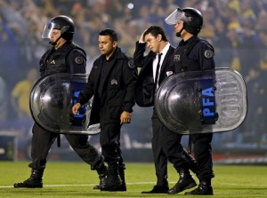 Polícia entrou em campo após o incidente (Foto: Reuters)
