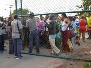 Familiares de detentos aguardam do lado de fora do presídio (Foto: Ed Santos/Acorda Cidade)