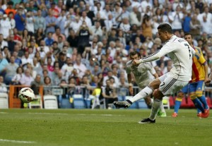 Diego Alves diz que escolheu o canto após Cristiano Ronaldo enquadrar o quadril (Foto: Reuters)