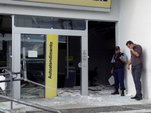 Cerca de 10 homens fortemente armados com fuzis explodiram três caixas eletrônicos do Banco do Brasil (Foto: Allan Fonseca/Arquivo Pessoal )