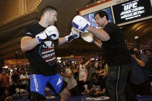 Chris Weidman em atividade com seu treinador, Ray Longo, em Las Vegas (Foto: Evelyn Rodrigues)