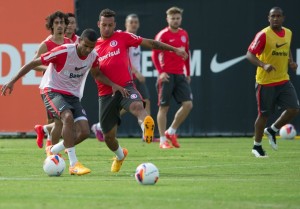 O zagueiro Ernando (E) é frequentemente utilizado nas laterais por Diego Aguirre. (Foto: Alexandre Lops / Internacional)