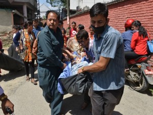 Pacientes são tirados de hospital após terremoto em Katmandu Nepal (Foto: Prakash Mathema/AFP)