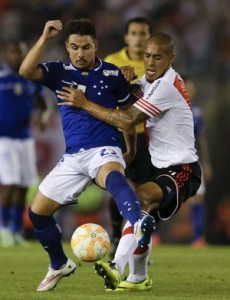 Atacante Willian disputa bola com jogador do River Plate, no Monumental de Nuñez (Foto: AP)