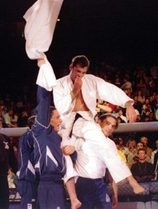 Royce Gracie (no alto) é o único brasileiro membro do Hall da Fama do UFC (Foto: Getty Images)