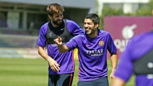 Luis Suárez e Piqué em treino do Barcelona  (Foto: Reprodução / Facebook)