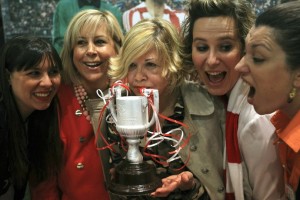 Torcedoras do Athletic Bilbao vivem o clima da decisão da Copa do Rei: bascos vão "invadir" Barcelona (Foto: EFE)