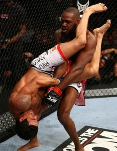 Jon Jones conseguiu escapar do arm-lock aplicado  pelo lutador brasileiro (Foto: Agência Getty Images)