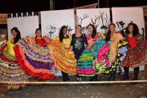 Secretária de Educação com as concorrentes ao título de Garota Junina (Foto: Iguaí Mix)