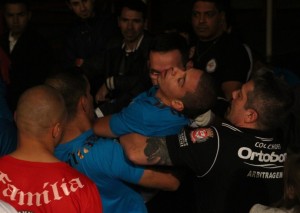 Israel Ottoni desmaiou após luta no Jungle Fight 78 (Foto: Leonardo Fabri)