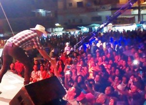 Netinho do Forró levantou ainda mais o público (Foto: Iguaí Mix)