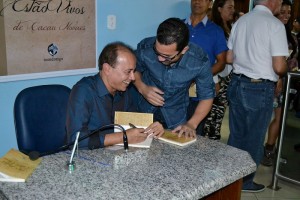 Noite de autógrafos reuniu amigos e admiradores do poeta (Foto: Iguaí Mix)