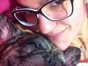 Dona de cão morto por PM na Bahia (Foto: Reprodução/TV Bahia)