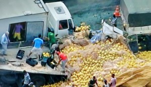 Após choque, carga de melões foi espalhada pela via(Foto: Reprodução | TV Record Bahia)