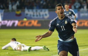 Agüero celebra gol da Argentina, que lhe rendeu ainda lesão no ombro esquerdo (Foto: Marcos Brindicci / Reuters)