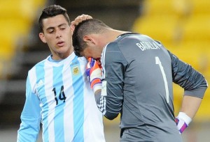 Pavón cumprimenta o goleiro Batalla após a eliminação no Mundial Sub-20 (Foto: AP)