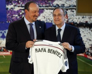 Benítez recebe camisa do presidente Florentino Pérez (Foto: Reuters)