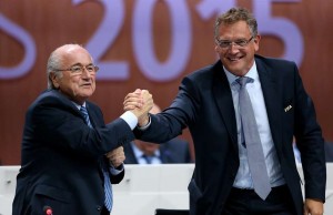 Jérôme Valcke e Joseph Blatter são bem próximos (Foto: Alexander Hassenstein / Getty Images)