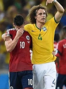 James recebe afago de David Luiz no Castelão