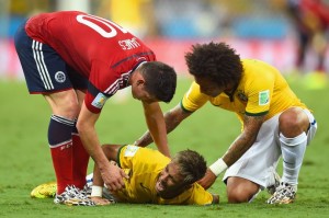 Neymar é socorrido por James Rodríguez e Marcelo após fraturar a vértebra na Copa do Mundo (Foto: Getty Images)