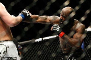 Às vésperas de confronto, Kimbo Slice provoca Ken Shamrock: "Espero que ele não seja covarde dessa vez. Porque, se for, vou até o vestiário dele e teremos uma briga de rua lá mesmo" (Foto: Getty Images)