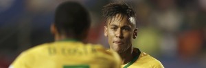 Neymar e Douglas Costa comemoram o segundo gol do Brasil (Foto: Reuters)