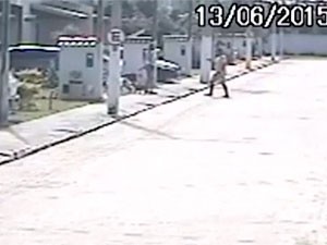 Policial matou cachorro em Teixeira de Freitas (Foto: Imagens/ Tv Bahia)