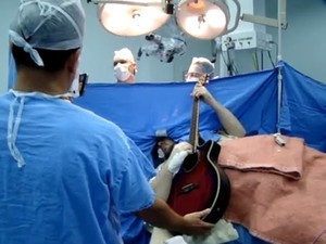 Paciente tocou durante cirurgia que durou 9 horas (Foto: Hospital Nª Sª da Conceição/Divulgação)