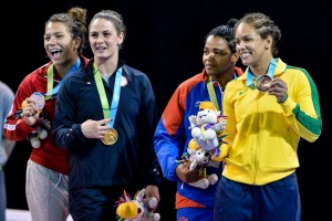 Aline Silva posa com a medalha de prata dos Jogos de Toronto (Foto: Eduardo Palacio / Terra) 