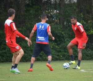 Breno (à dir), em treino no CT do São Paulo (Foto: Renata Lutfi/saopaulofc.net)
