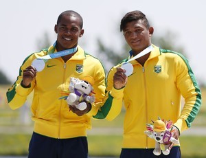 Erlon De Souza e Isaquias Queiroz exibem as medalhas  (Foto: Jeff Swinger-USA TODAY Sports)