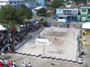 Uma arena foi montado na praça especialmente para o evento (Foto: Macuco News)