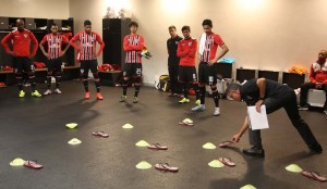 Osorio explicou o uso de chinelos e pequenos cones para orientar os jogadores  (Foto: Rubens Chiri / saopaulofc.net)