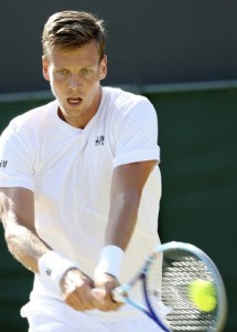 Tomás Berdych foi atropelado por Gilles Simon nas oitavas de final de Wimbledon (Foto: EFE)