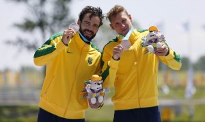 Vagner Souta e Celso Júnior celebram o bronze no pódio (Foto: Jeff Swinger-USA TODAY Sports)