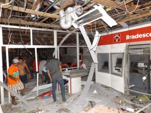 Agência do Bradesco ficou completamente destruída  (Foto: Gabriel Araújo / Portaldenoticias.net)