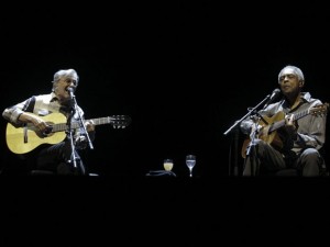 Caetano Veloso e Gilberto Gil tocam em  Tel-Aviv, em Israel, nesta terça-feira (28)  (Foto: Ariel Schalit/AP)