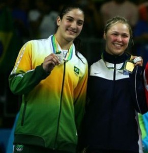 Mayra Aguiar e Ronda Rousey dividem o pódio no Pan do Rio, em 2007 (Foto: Getty Images)