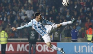 Messi tenta dominar a bola na vitória da Argentina por 6 a 1 sobre o Paraguai Copa América (Foto: AP)