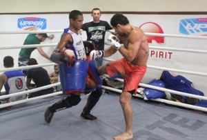 Barão castiga o aparador com um forte chute  (Foto: Marcelo Barone)