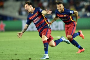 Lionel Messi fez dois gols de falta contra o Sevilla, na Supercopa da Europa. (Foto: AFP)