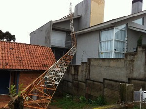 Antena de rádio caiu com a força do vento em Guarapuava (Foto: Gilmar Correa/RPC)