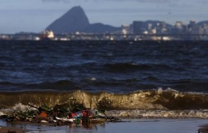 Lixo na Baía de Guanabara: faltou legado ambiental nos Jogos do Rio (Foto: REUTERS/Ricardo Moraes)