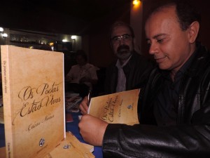 Cacau Novaes autografa o seu livro (Foto: Iguaí Mix)
